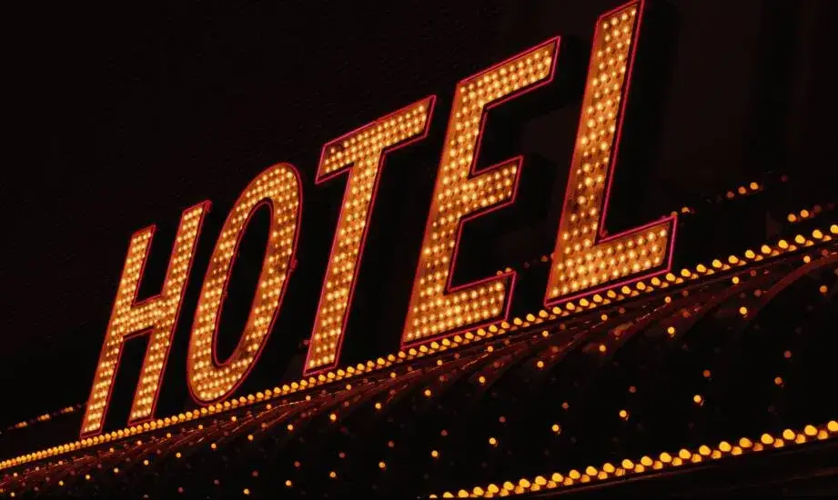 Jak zostać testerem hoteli? Praktyczny przewodnik po zawodzie