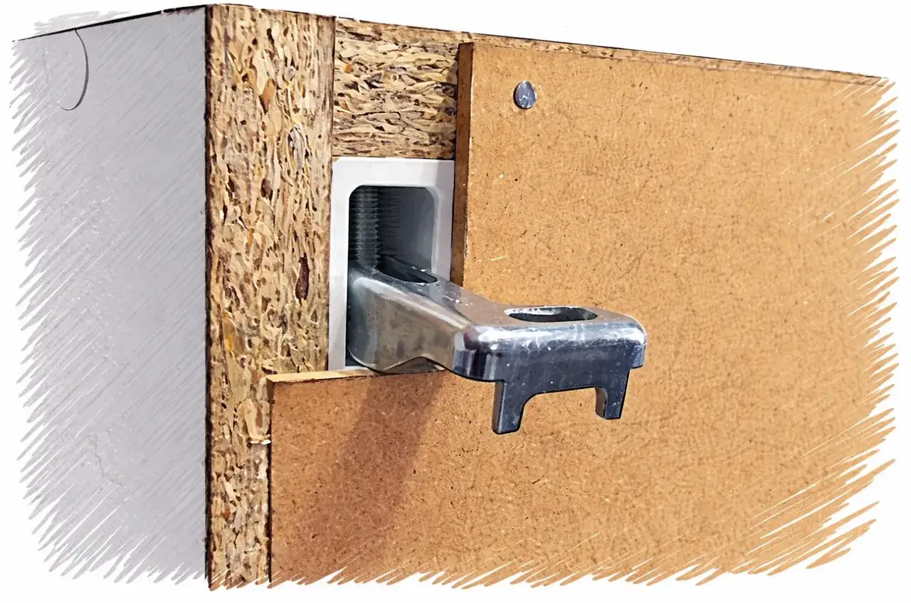 Metalowy wspornik wkręcony w płytę meblową, pokazujący, jak zamontować zawieszki do szafek.