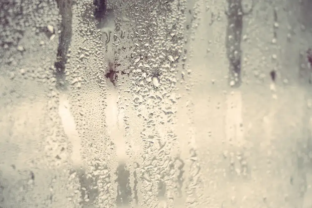 Dlaczego leje się woda z okien? Odkryj przyczyny i rozwiązania