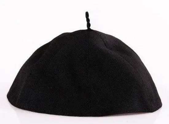 Piuska, Biret, Mitra: Poznaj Nakrycia Głowy Kardynała