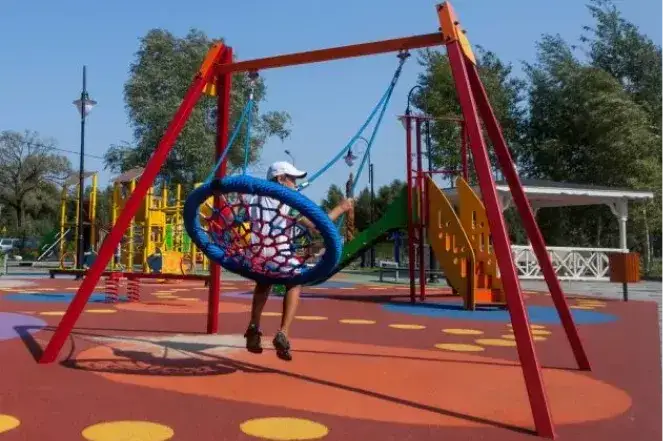 Od kiedy plac zabaw? Historia, która zaskoczy każdego rodzica
