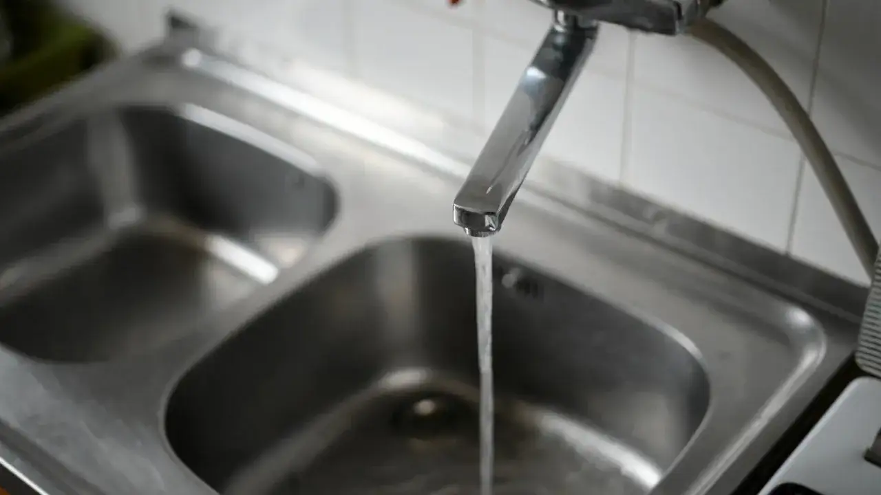 Zupa na ciepłej wodzie z kranu? Ekspertka ostrzega: to błąd!