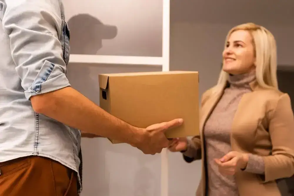 Do której jeździ kurier InPost? Sprawdź godziny dostaw i więcej