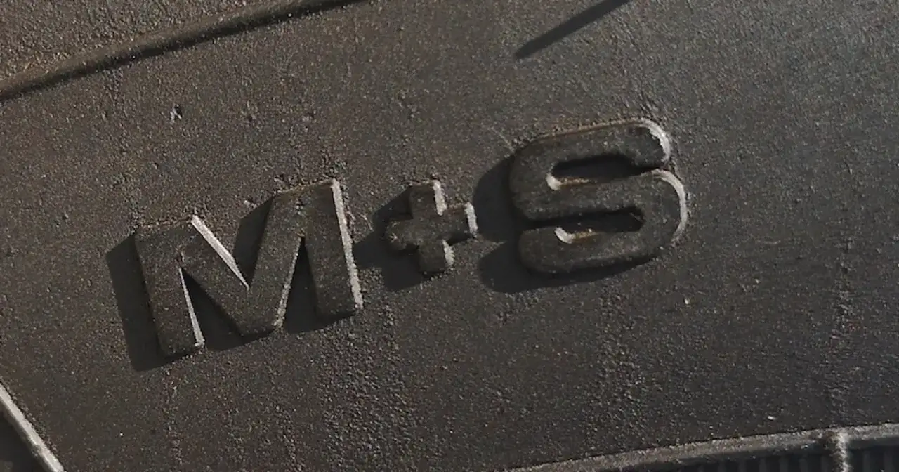 Napis M+S na oponie. To oznaczenie informuje o przeznaczeniu opony na błoto i śnieg, a nie o mieszkaniu M5.