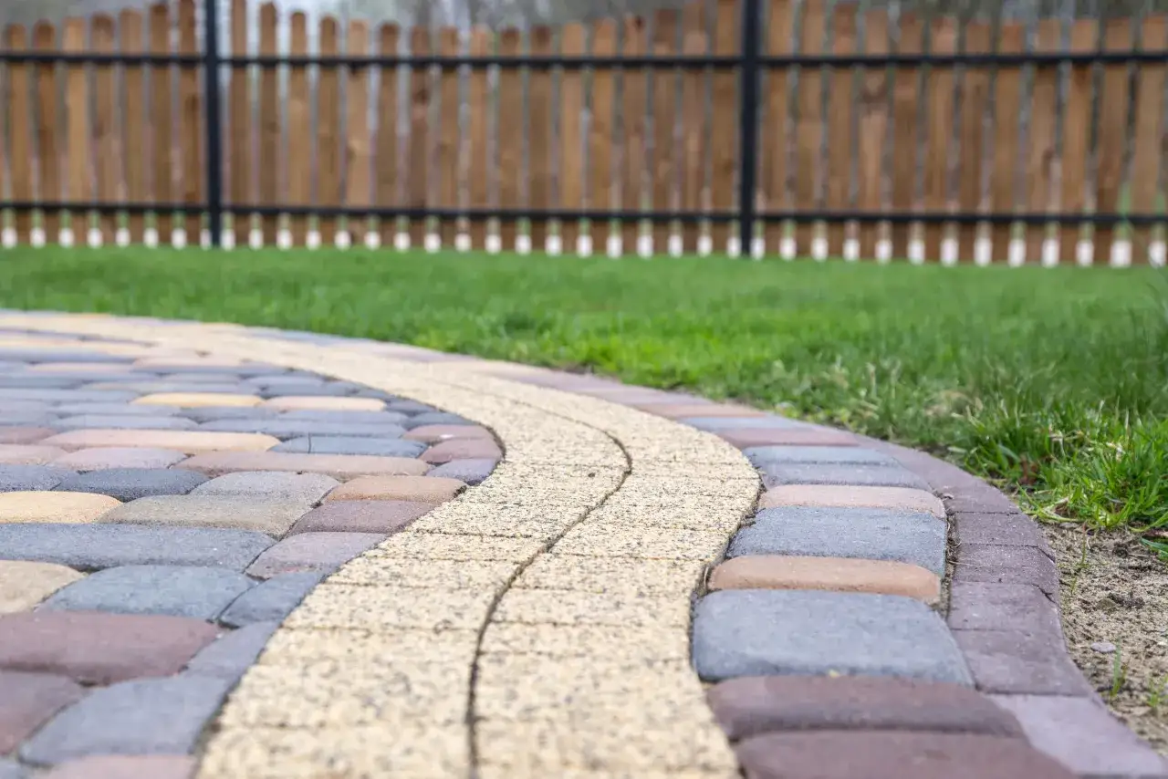 Chcesz tani podjazd? Poznaj alternatywy dla kostki i oszczędź!