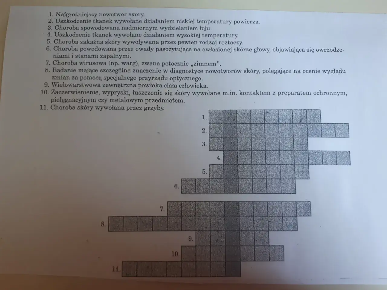 Fragment krzyżówki z numerowanymi polami i listą haseł dotyczących chorób skóry.