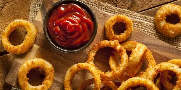 Jak zrobić krążki cebulowe w piekarniku - zdrowa alternatywa dla frytek