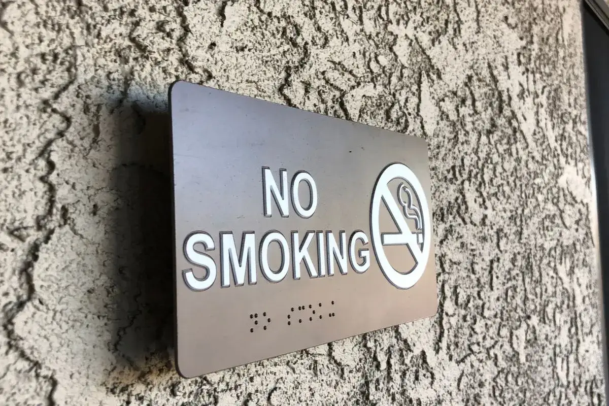 Czy można palić na balkonie w hotelu? Zasady, które musisz znać