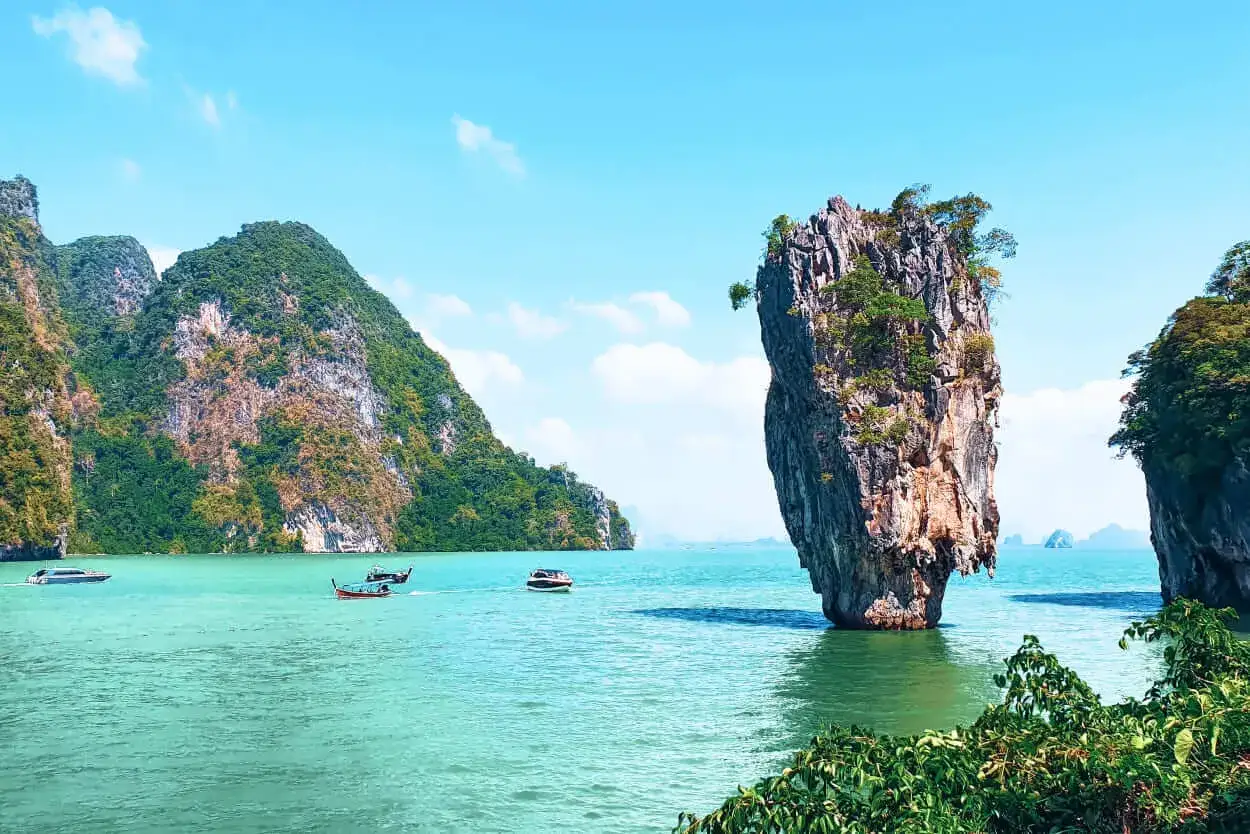 Piękne krajobrazy Tajlandii, idealne na podróż. Ile trwa lot do Tajlandii Dreamlinerem? Warto sprawdzić, by zaplanować wakacje!