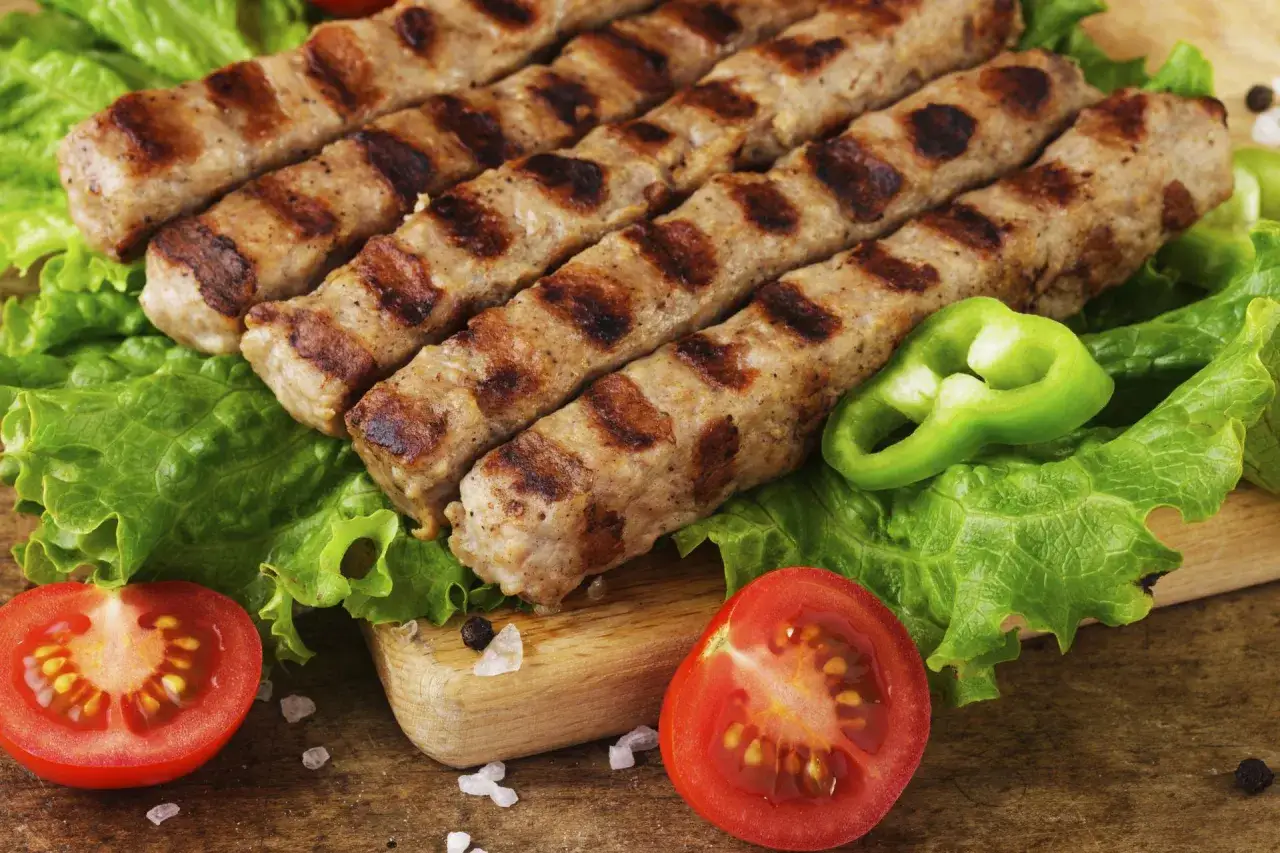 Grillowane cevapcici na sałacie z pomidorami i papryką. Idealny przepis na letnie grillowanie.