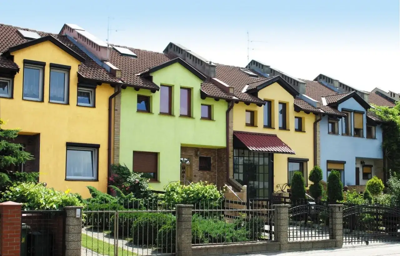 Czym malować elewacje, aby uzyskać trwały i estetyczny efekt?