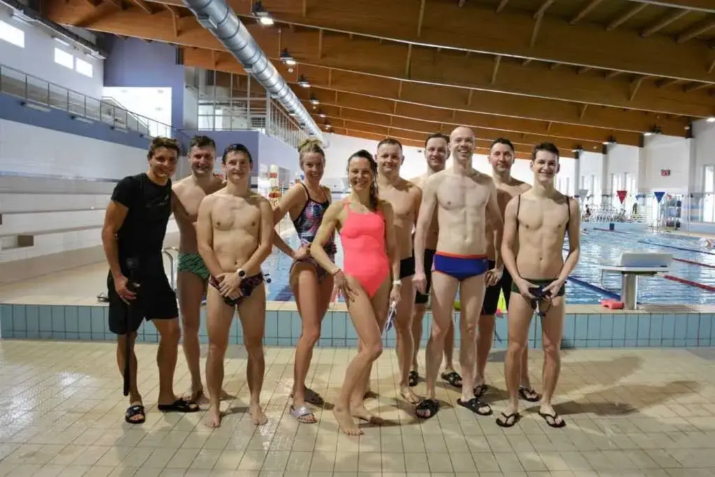 Ile kosztuje godzina nauki pływania? Sprawdź ceny i porównania