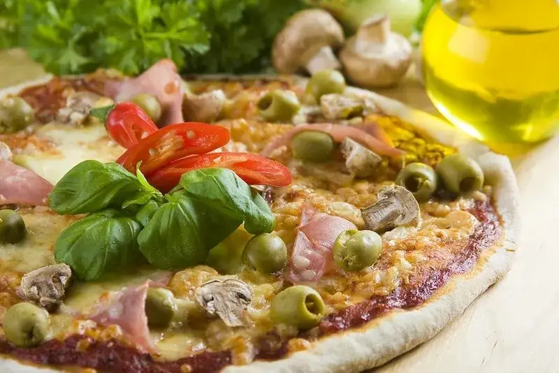 Pizza Capricciosa: Jakie składniki kryje oryginał?