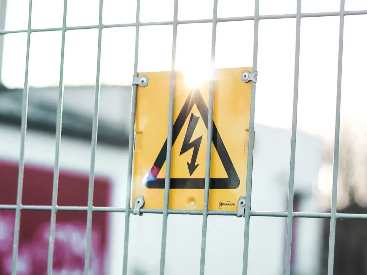 Porażenie prądem: Jak ratować życie? Kluczowe kroki pierwszej pomocy