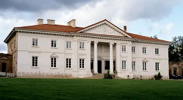 Dzieje dworów w Dłużewie: od rezydencji do pałaców