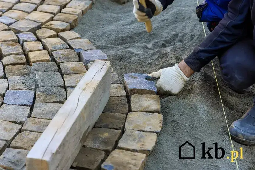Cena ułożenia kostki brukowej 2026: Jak NIE przepłacić?