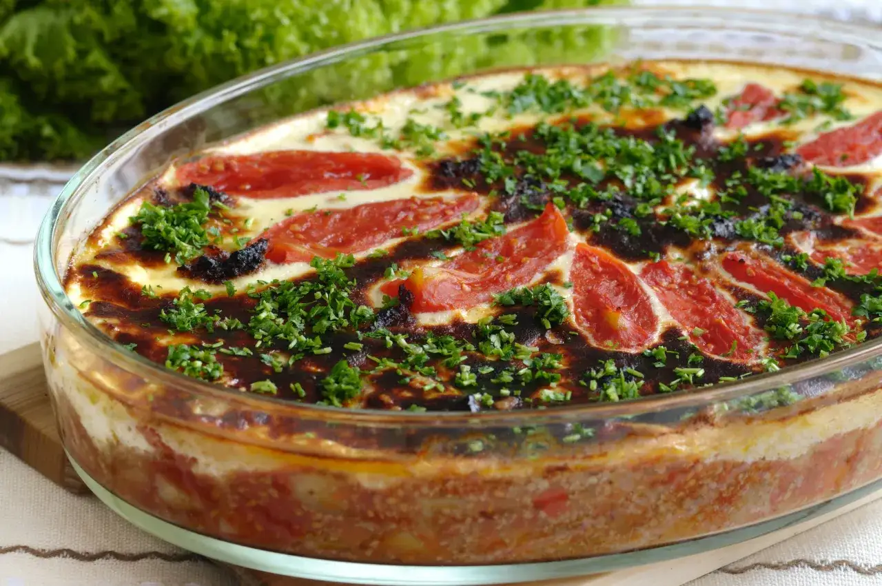 Zapiekanka z pomidorami i serem, pyszne bułgarskie jedzenie, posypane świeżą natką pietruszki.