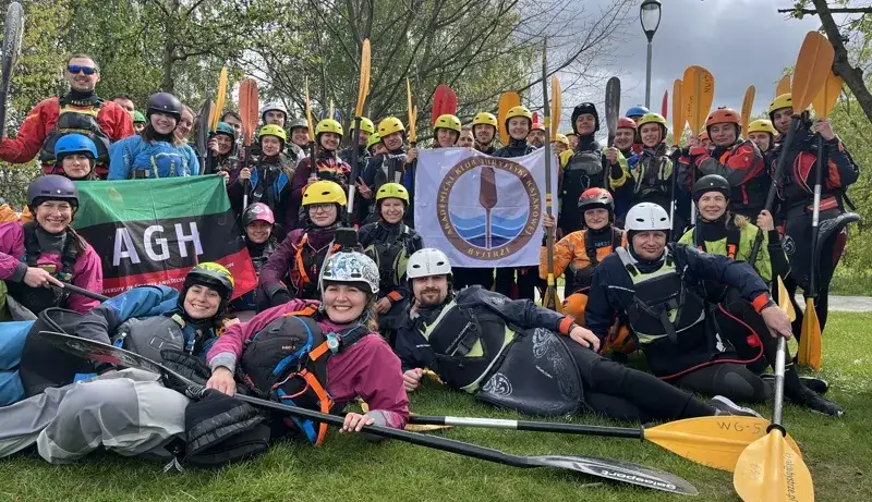 Kurs kajakarstwa górskiego Kraków: Odkryj Kolną i bystrą wodę!
