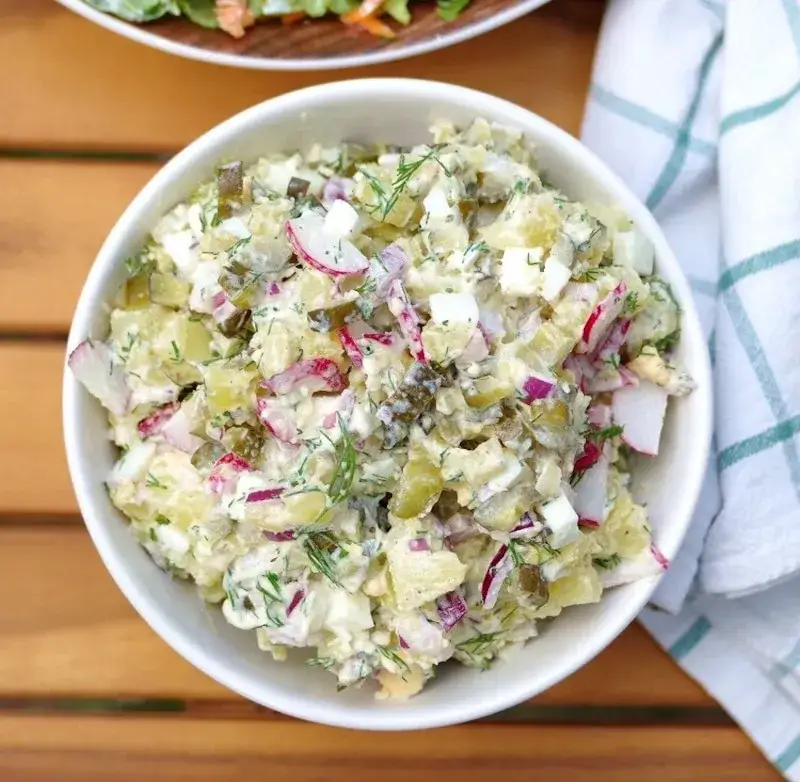 Szybka sałatka na grilla z ziemniakami i ogórkiem zielonym, która zachwyci smakami