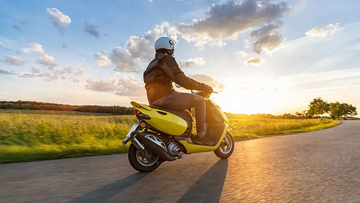 Jakie uprawnienia na motorower? Sprawdź, co musisz wiedzieć, aby jeździć legalnie