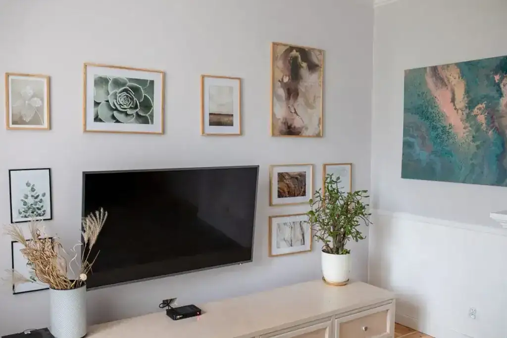 Jak powiesić obrazy nad telewizorem, aby uniknąć błędów i uzyskać efekt wow