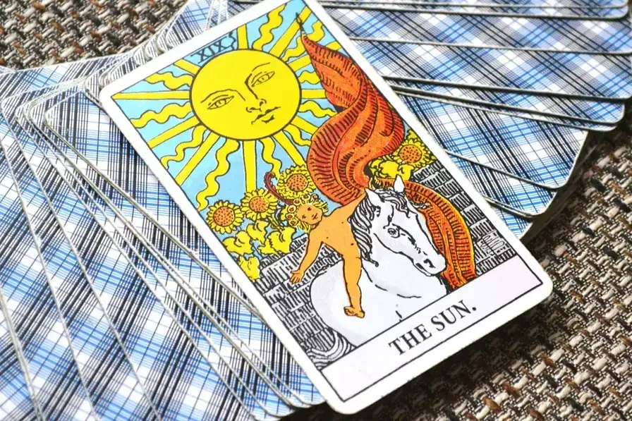 Słońce tarot znaczenie: odkryj pozytywne i negatywne aspekty karty