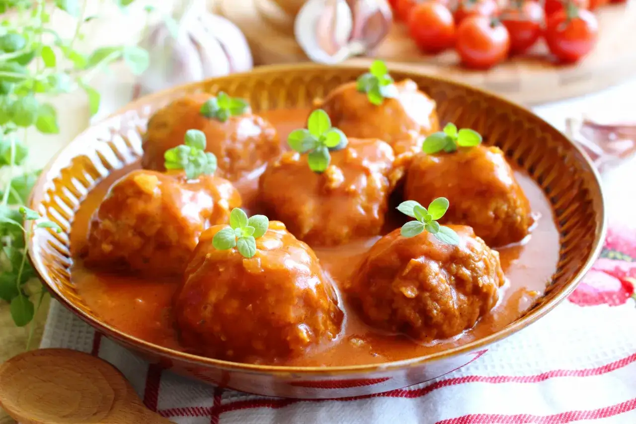Pulpety w sosie pomidorowym: z czym podawać, by posiłek był idealny?