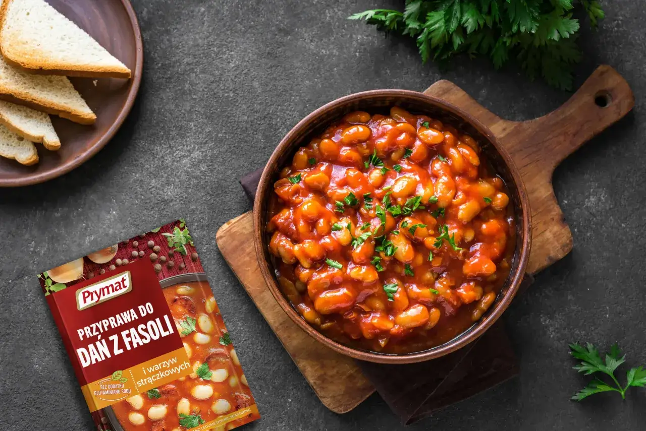 Fasolka w sosie pomidorowym z puszki – z czym ją jeść, by danie było pyszne?
