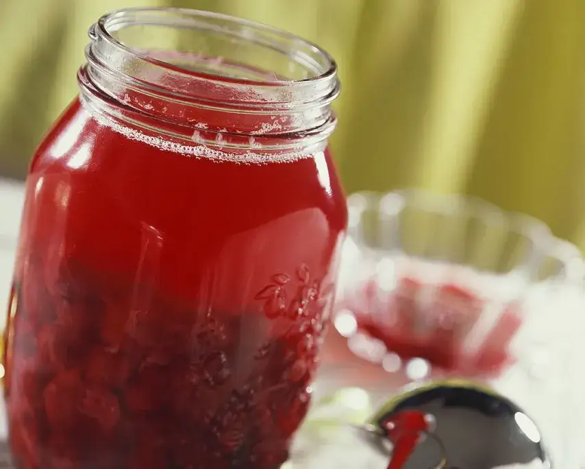 Jak rozrobić spirytus z sokiem malinowym – prosty przepis na domowy napój alkoholowy
