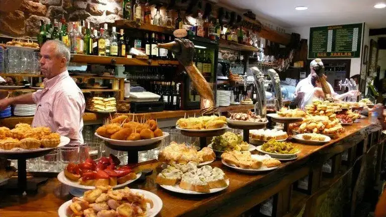 Tapeo en Sevilla: Tu guía local para las mejores tapas y bares