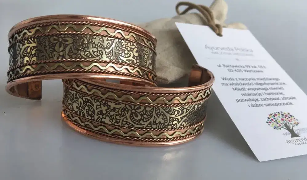 Dlaczego bransoletka miedziana brudzi podczas noszenia i jak temu zapobiec