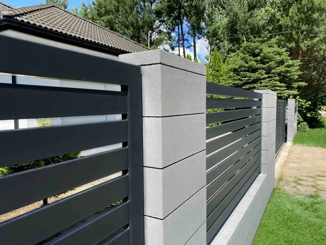 Jak podwyższyć ogrodzenie? Prawo, metody, koszty uniknij błędów!