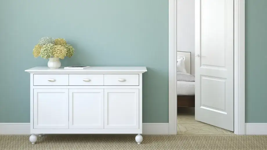 Jak odnowić stare meble na biało i nadać im nowe życie