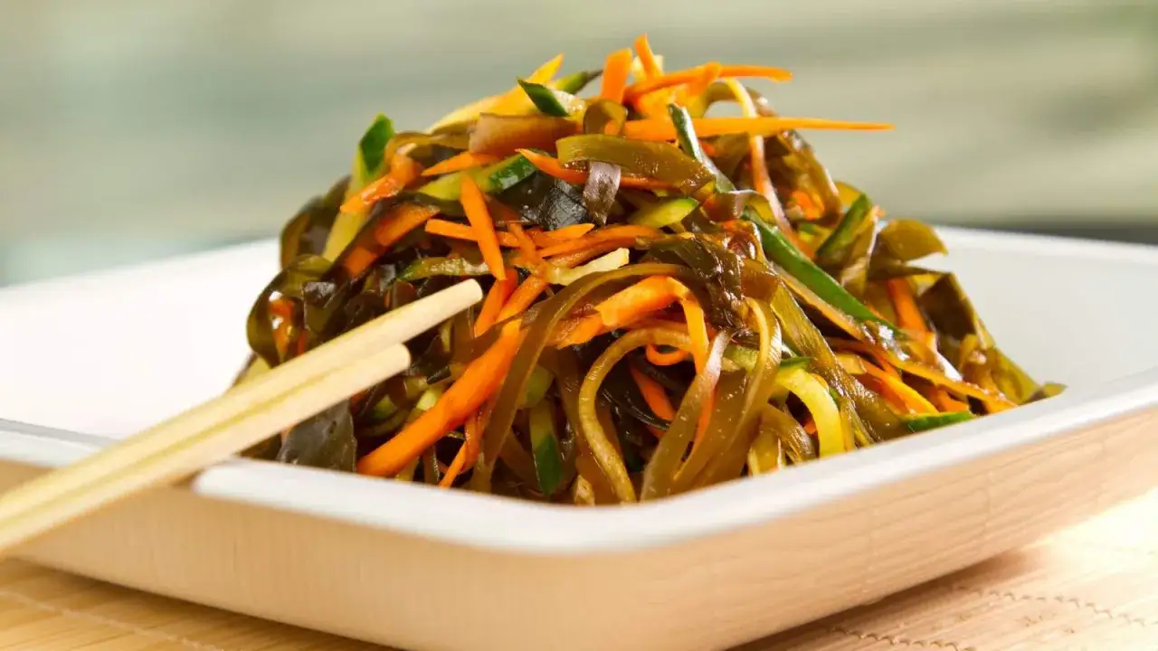 Sałatka wakame jak zrobić – prosty przepis na zdrową sałatkę