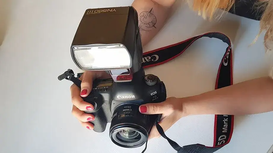 Jak błyskawicznie włączyć lampę błyskową w każdym aparacie bez stresu