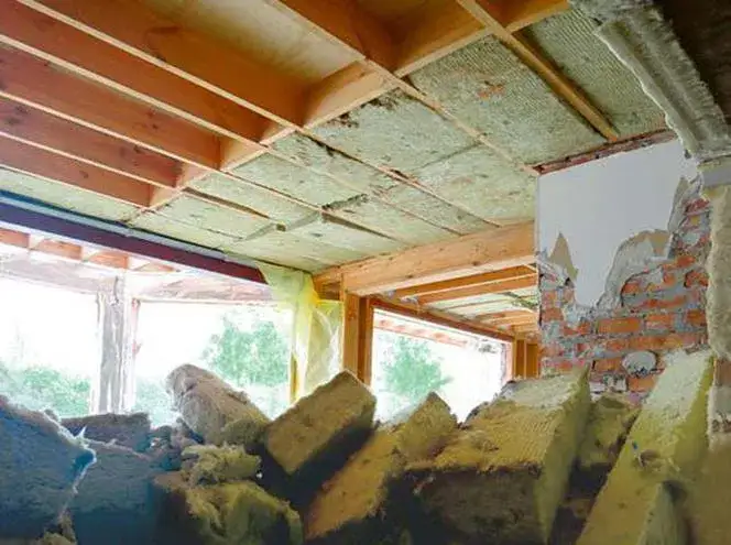 Ile kosztuje przeniesienie domu drewnianego? Sprawdź ukryte wydatki