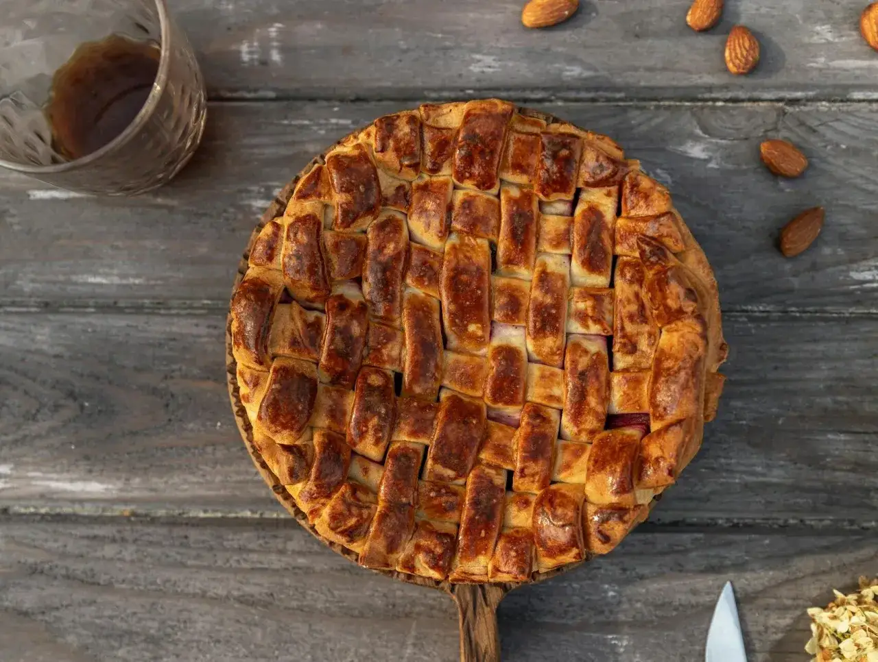 Złocista szarlotka z kratką z ciasta, idealna do kawy. Zastanawiasz się, ile czasu piec szarlotkę?