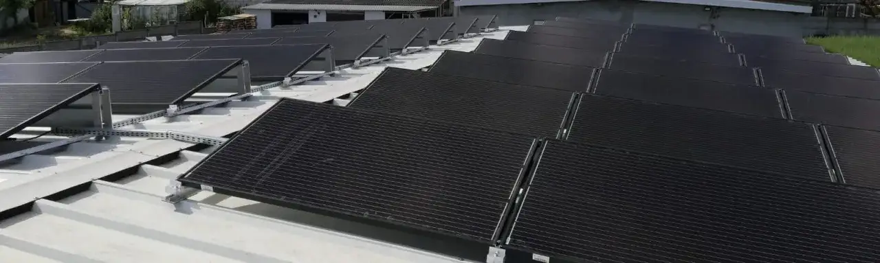 Panele Full Black czy zwykłe – co wybrać dla lepszej efektywności?