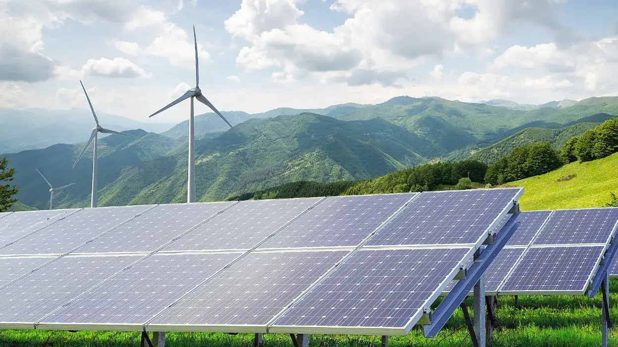 Elektrownia wiatrowa czy słoneczna - co wybrać, aby zaoszczędzić?