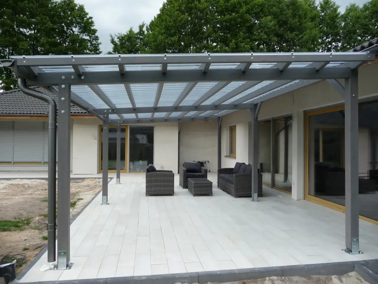 Jaki dach na taras wybrać? Poradnik o materiałach i stylach zadaszeń