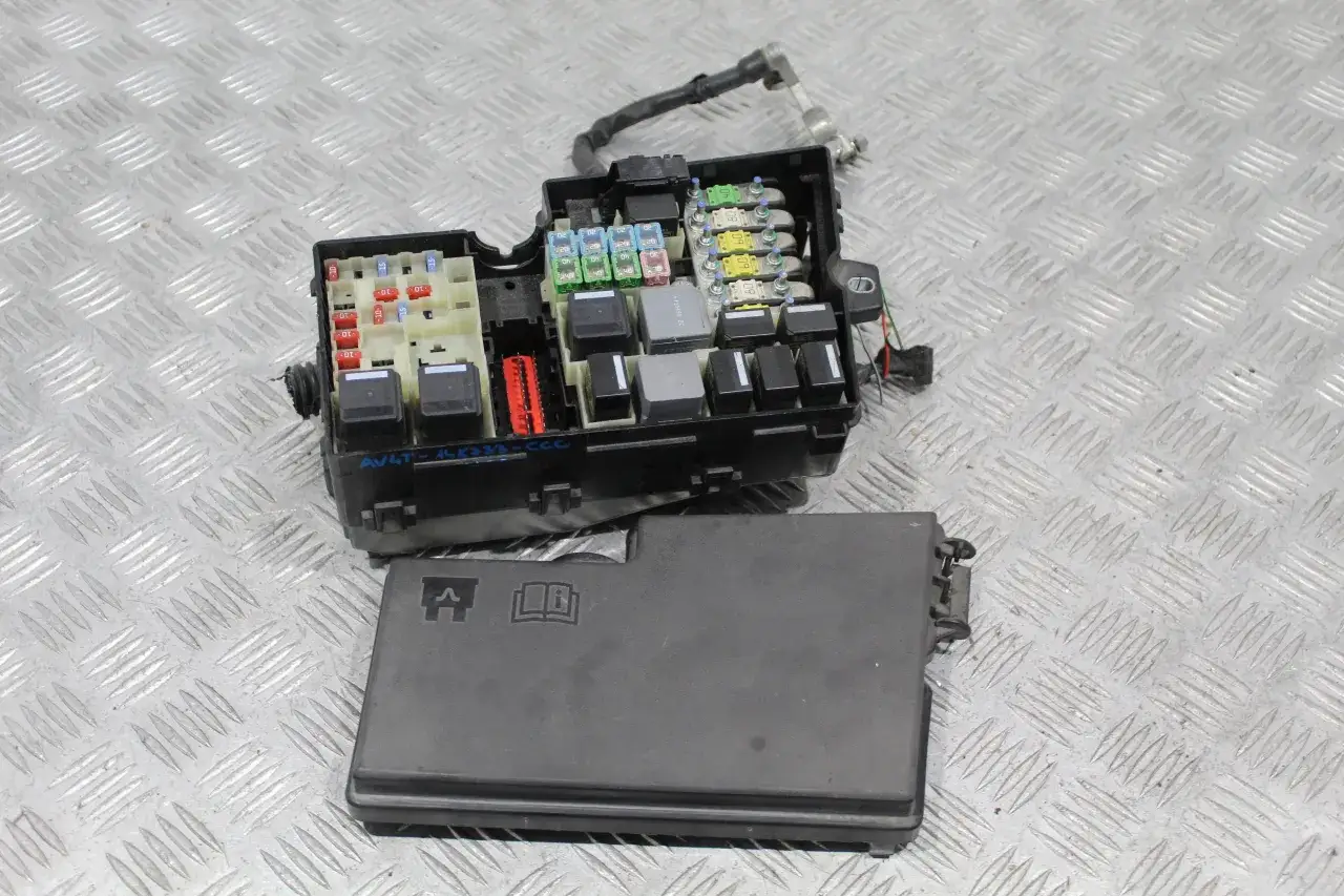 Gdzie są bezpieczniki ford kuga mk1? Odkryj kluczowe lokalizacje fuses