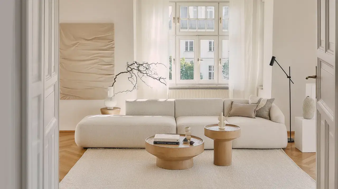 Beżowy salon z sofą i stolikami. Dowiedz się, z czym łączyć beż, by stworzyć przytulne wnętrze.