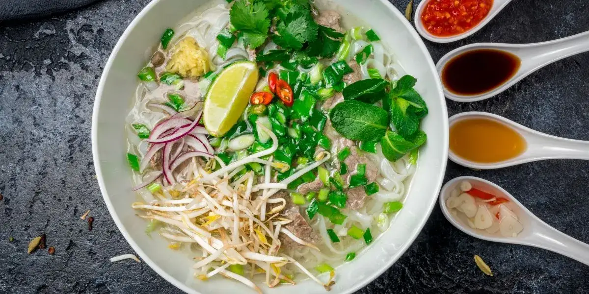 Jak zrobić zupę Pho w domu? Sekret autentycznego smaku!