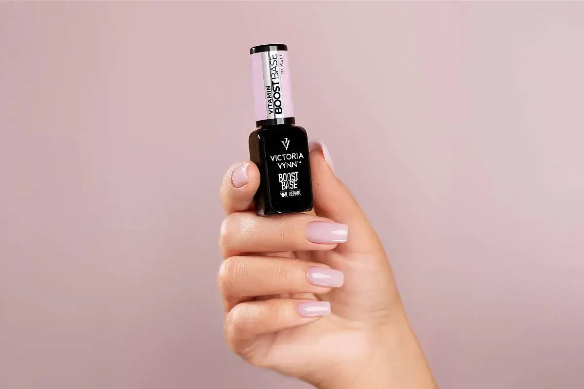 Dłoń prezentuje lakier Victoria Vynn Boost Base. Zastanawiasz się, najpierw primer czy baza? Ten produkt to idealny wybór na start.