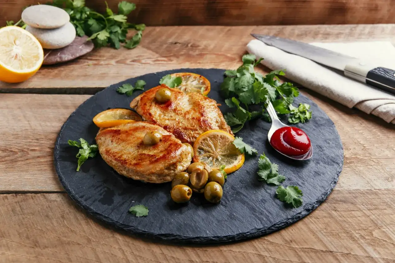 Jak długo piec pierś z kurczaka, aby była soczysta i bezpieczna?