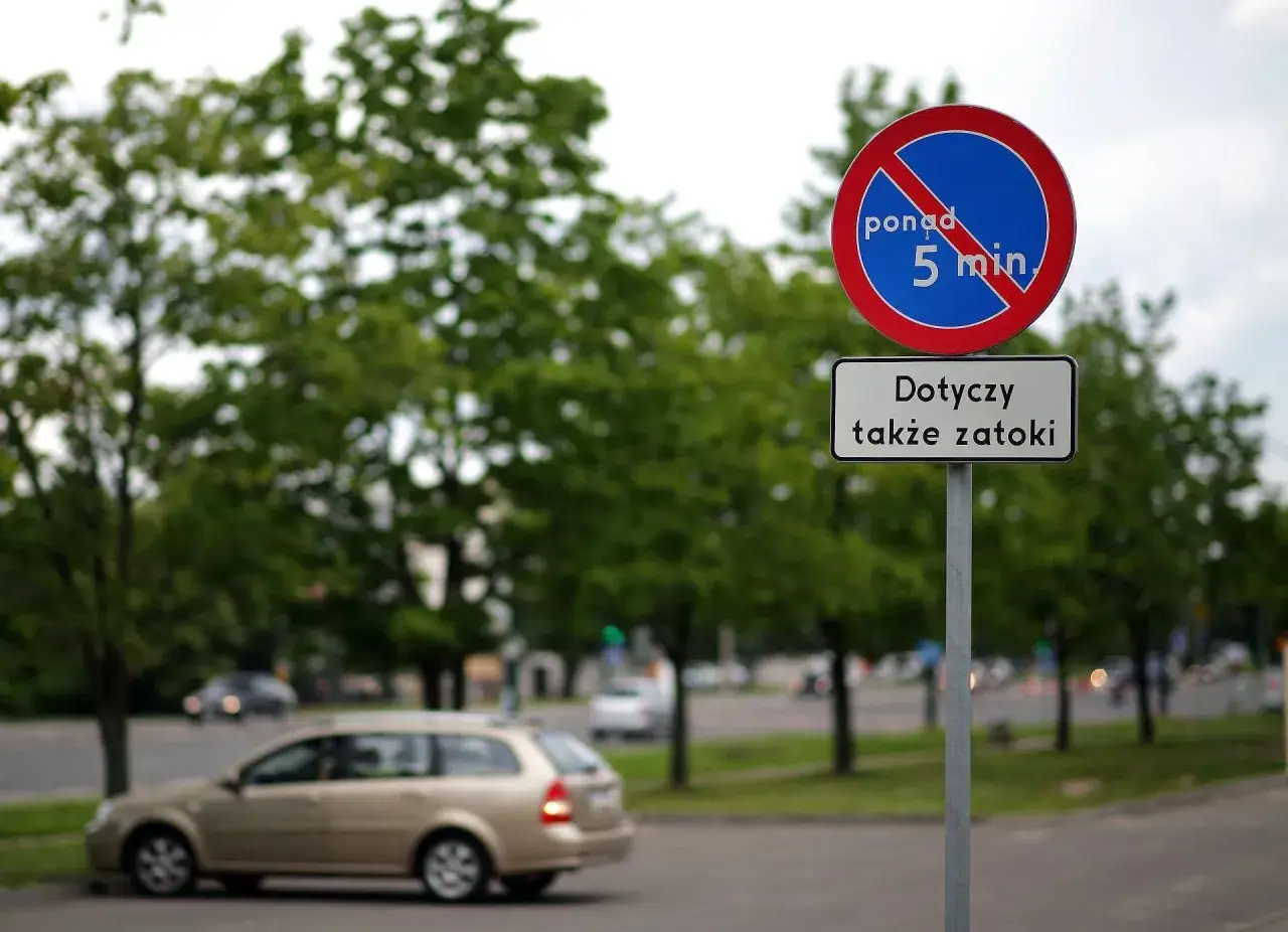 Znak zakaz postoju powyżej 5 minut, dotyczy także zatoki.