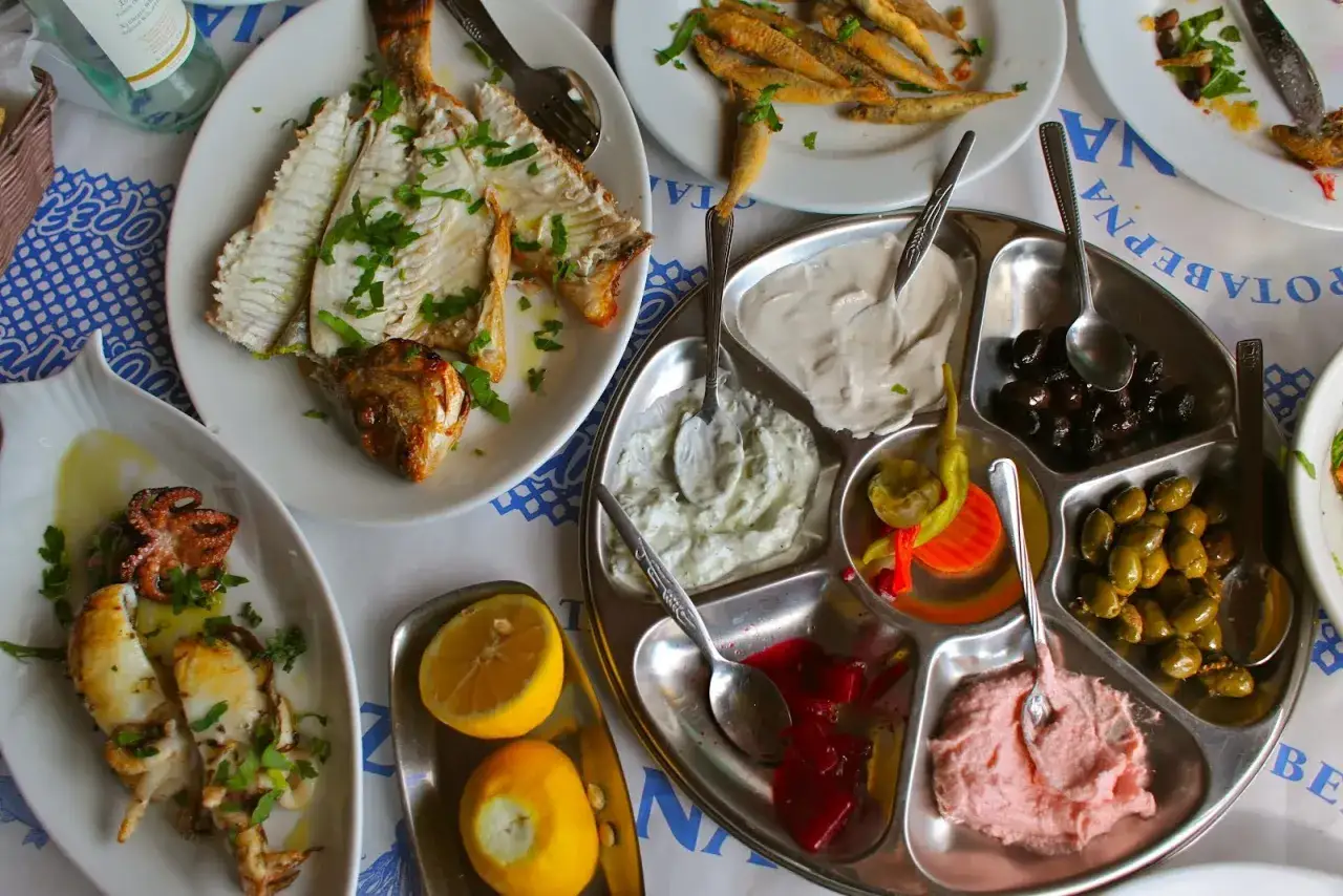 Pyszne jedzenie na Cyprze: grillowana ryba, kalmary, ośmiorniczki, oliwki i dipy.