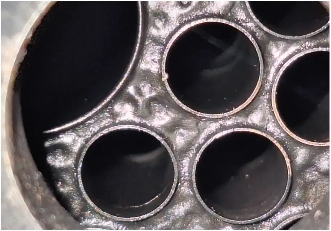 Zapowietrzona chłodnica: objawy, przyczyny i jak uniknąć uszkodzenia silnika