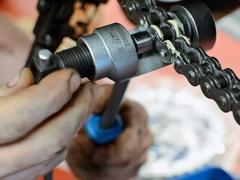 Rozkuwanie łańcucha motocyklowego: Profesjonalnie czy garażowo?