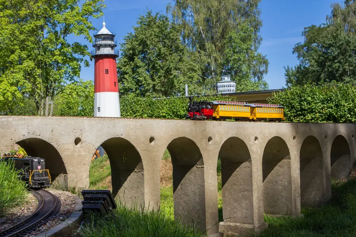 Dziwnów pociągiem? Odkryj najlepszą trasę i uniknij korków!